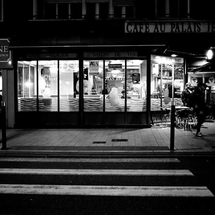 Outdoor terrace seating suitable for families in Ottawa